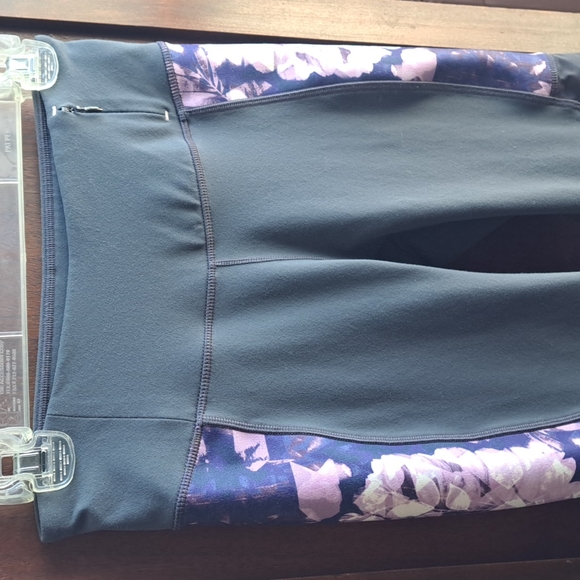 Calia by Carrie Underwood size s grey w purple floral workout capris key pouch - Picture 2 of 7